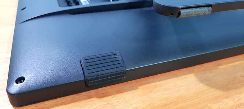 Large rubber grips at the base of Xp Pen Artist 22